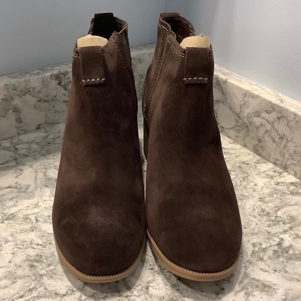 NWOB Clark's Artisan May Pearl Daisy Dark Brown pull on Suede ankle boots SZ 10